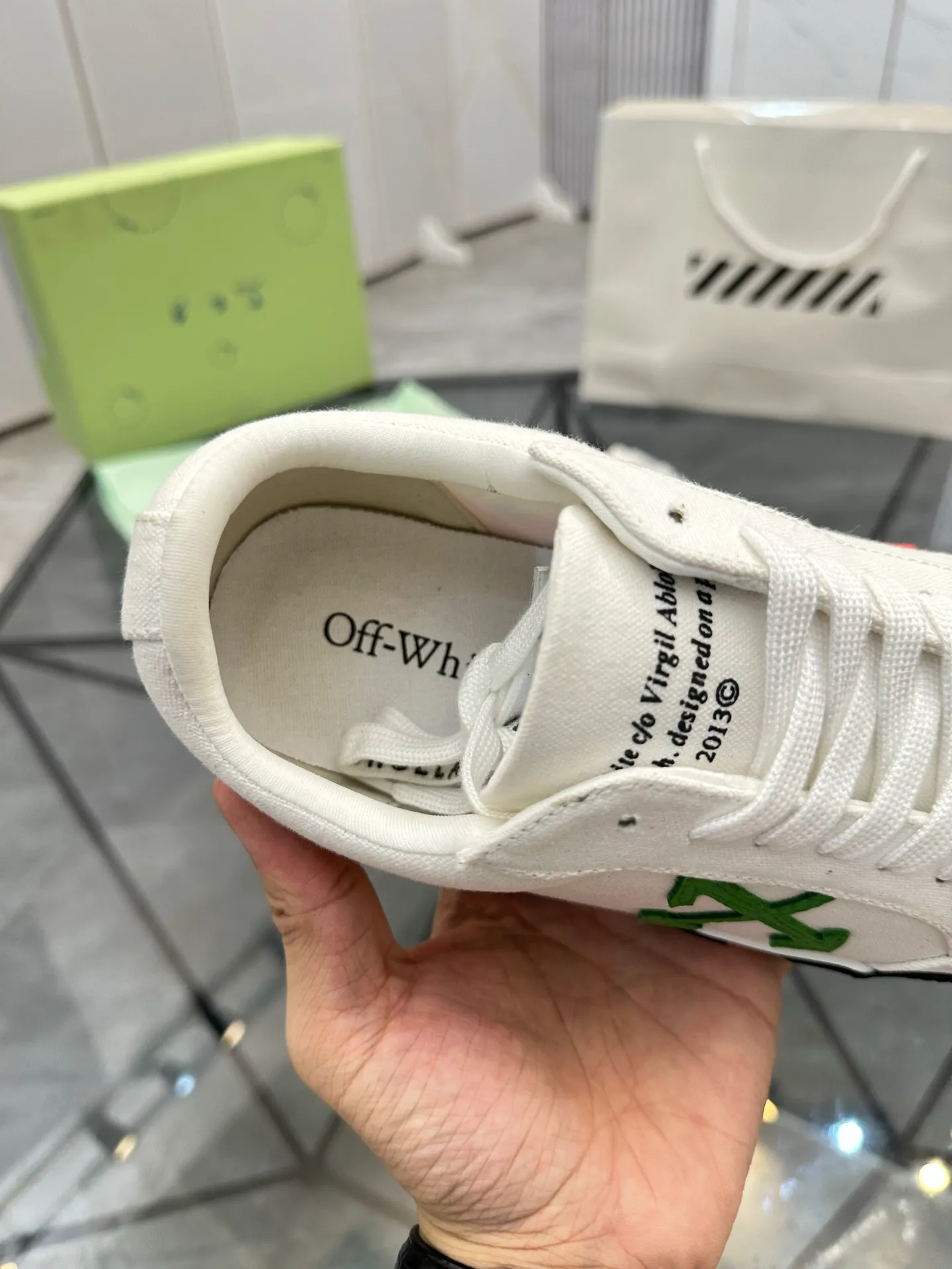 Selling men's shoes 💰: 💰P440¥ Product trademark: OFF WHITE *"OFF WHITE*" low-top casual shoes Regular size: 35-45 (can be customized to 46) Couple style Product materials: Original fabric from the upper counter, breathable lining, original outsole. No.: H203
